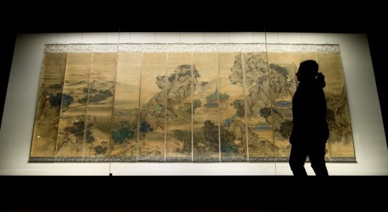 A-gallery-assistant-looks-at-The-Palace-of-Nine-Perfections-by-Yuan-Jiang-painted-in-1691-580x388